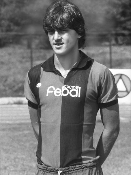 Sguardo sulla lunga carriera di Roberto Mancini come calciatore ed allenatore. Qui con la maglia del Bologna nell’82